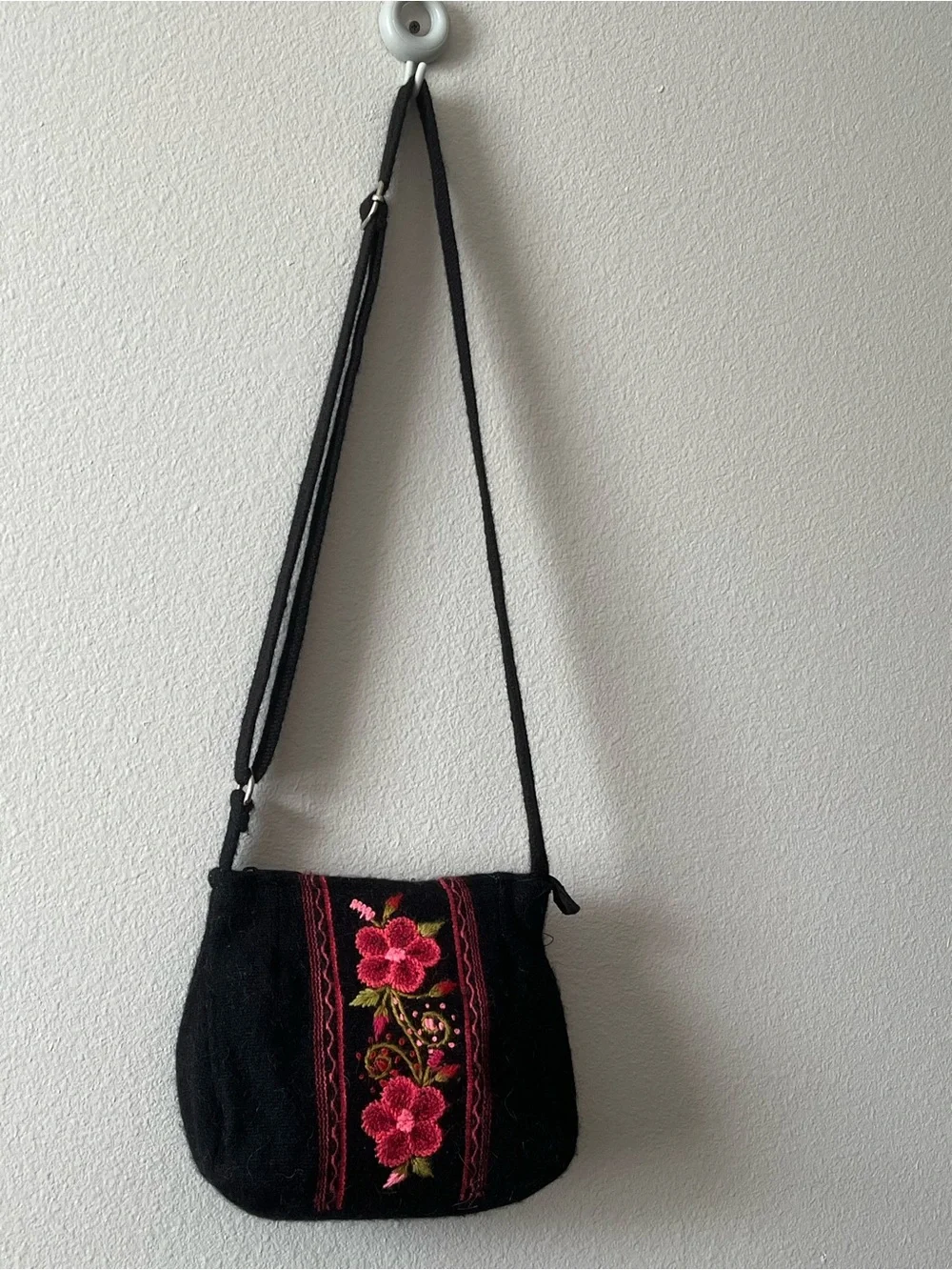Peruvian embroidered crossbody shoulder bag. - Picture 7 of 13